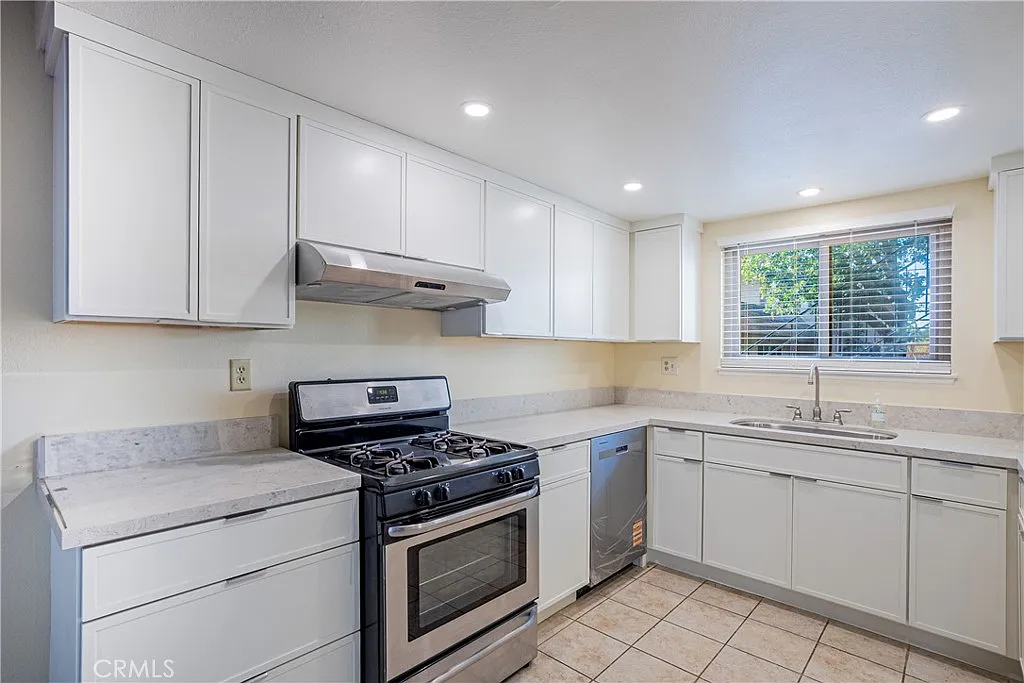 2 bed, 1.5 bath, 1381 sqft, $2,975 — Photo 3