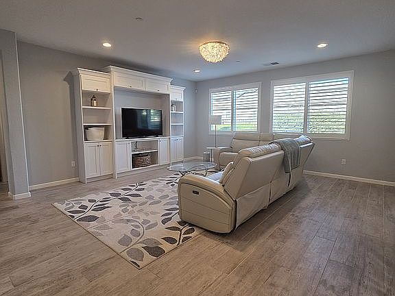 3rd image of 490 Daffodil Dr