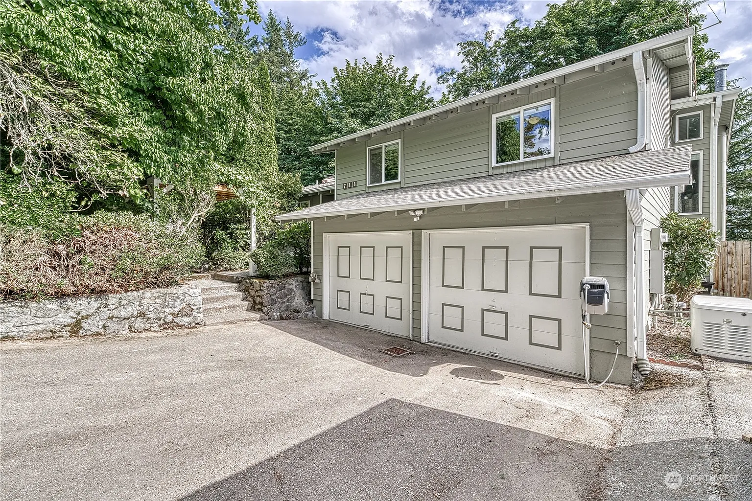 711 NE Pinecrest Drive photo 1