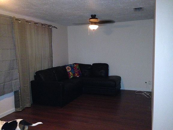 Living room w/foyer area