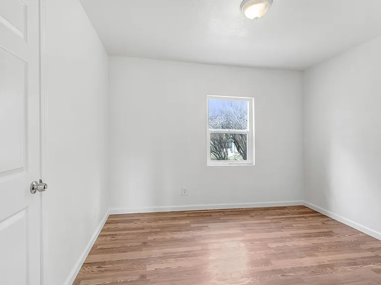 1659 W Nicolet St #A-B — Photo 7