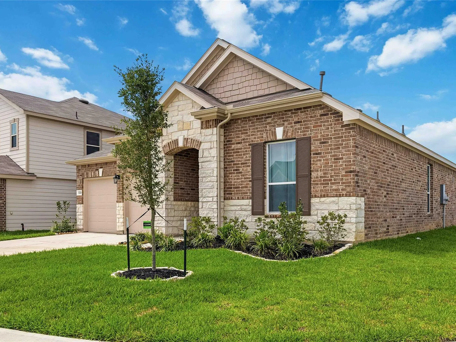 4 bed, 3.0 bath, 2100 sqft, $2,400 — Photo 3