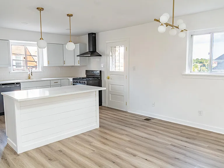 448 Eureka St — Photo 9