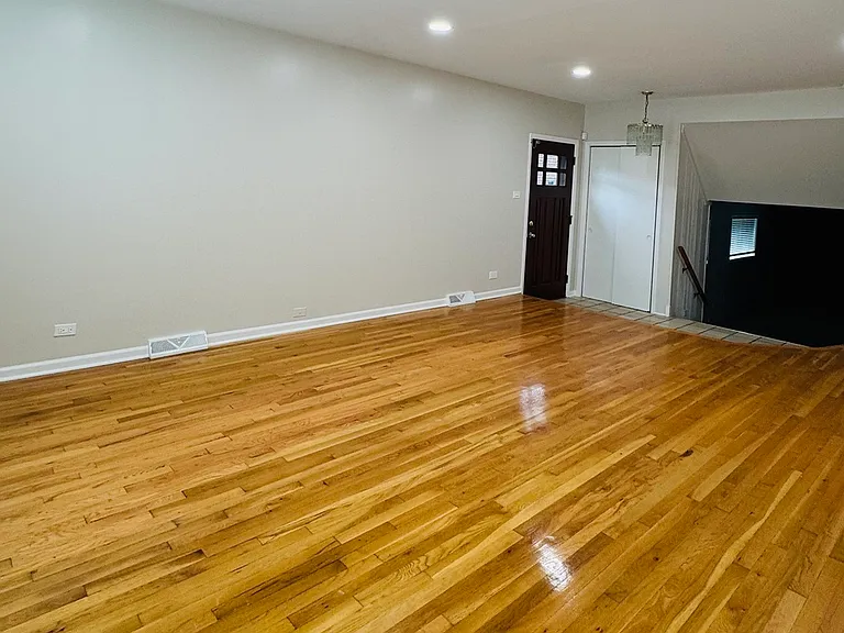 7011 N Hamlin Ave — Photo 7