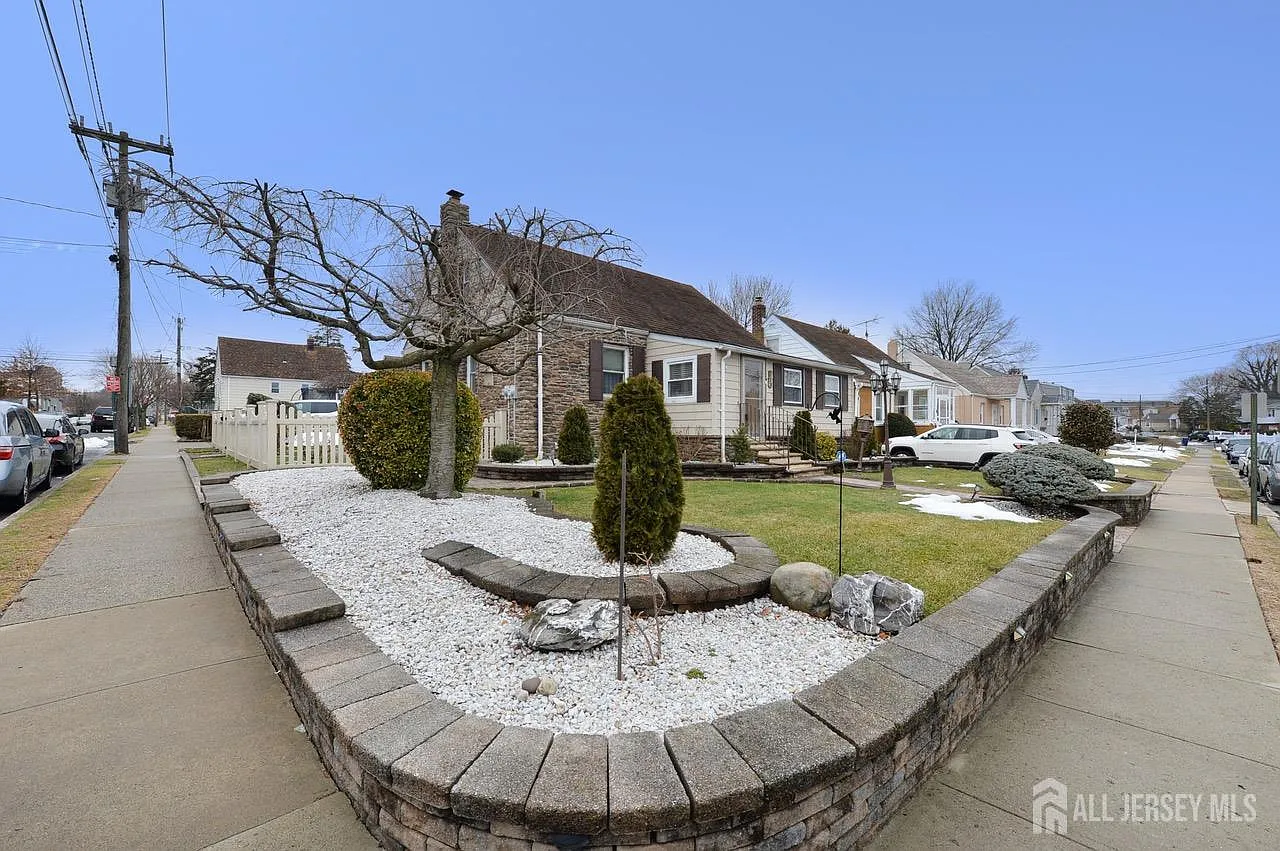 379 Ashley St photo 1