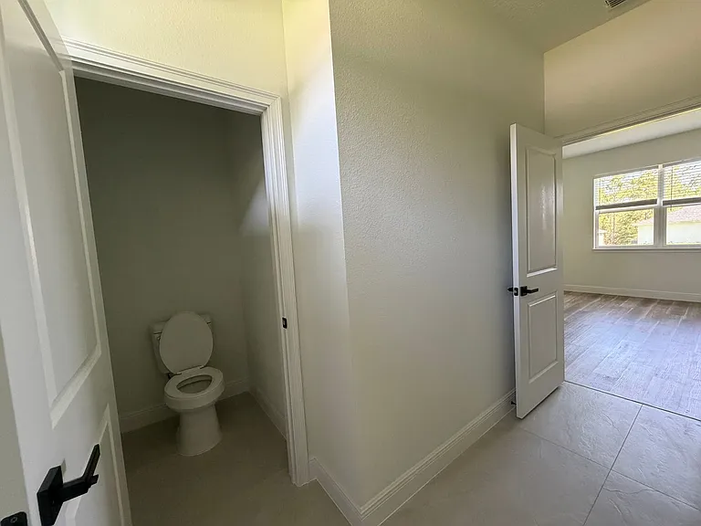 1852 W Quaker Ln — Photo 17