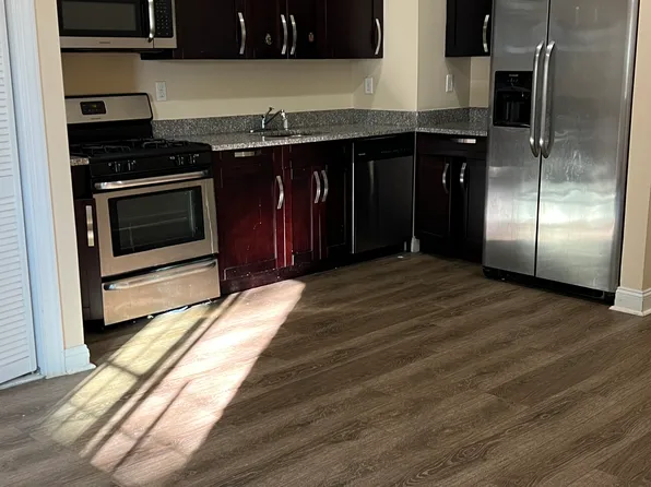 711 Sip Street image 1 of 12