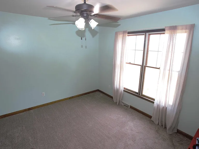 98 Thorndale Cir — Photo 33