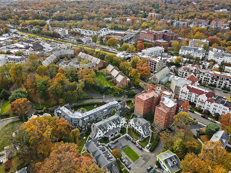 Aerial view of 26 Latimer Lane and Bronxville Metro North train platform/line highlighted in yellow.