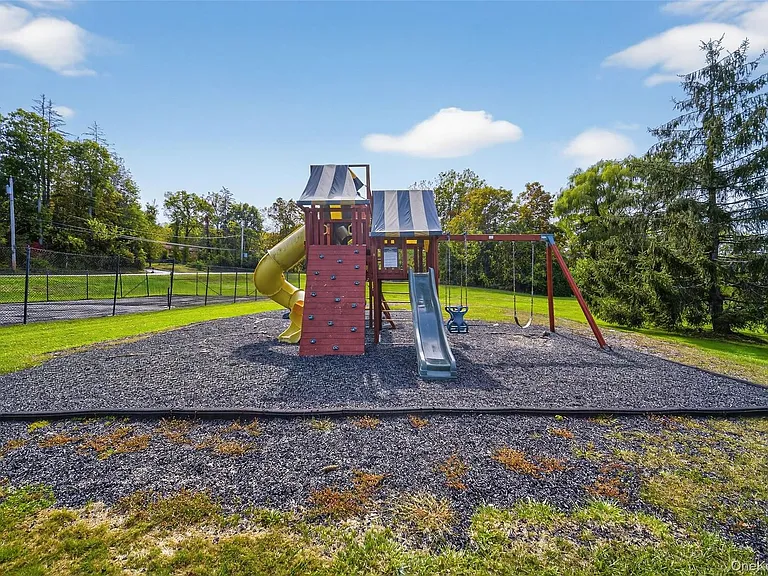 4 White Gate Rd #K — Photo 31
