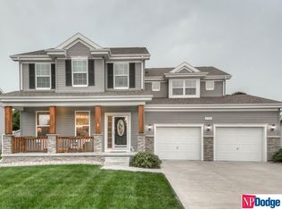 204 Castle Pine Dr, Papillion, NE 68133