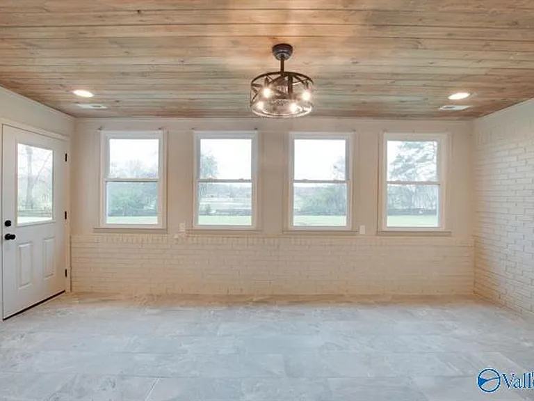 2042 Rosebury Ln SW — Photo 5