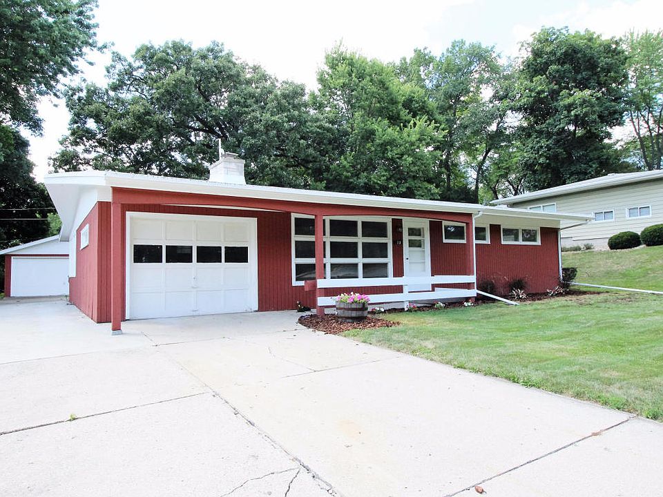 1st image of 810 Hawthorn Dr