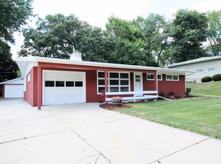810 Hawthorn Dr, Waukesha, WI 53188
