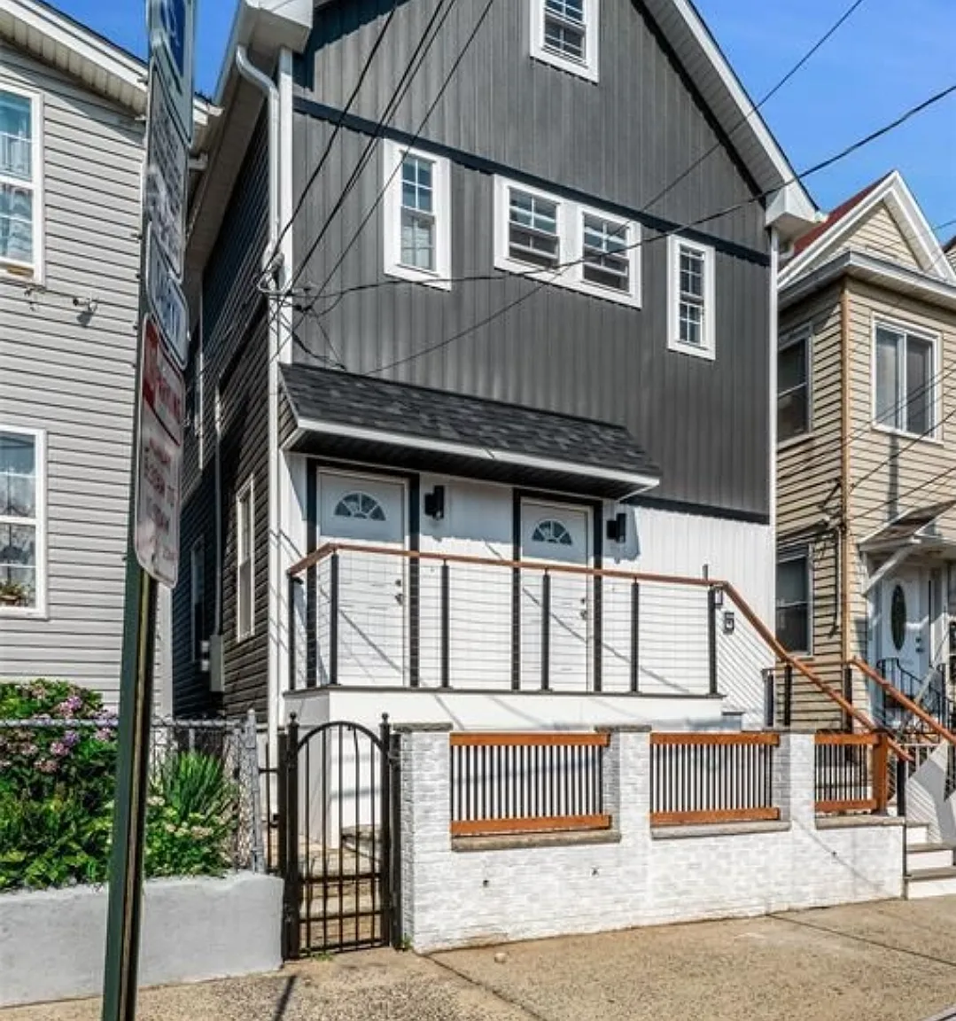 2 bed, 900 sqft, $2,450 — Photo 1