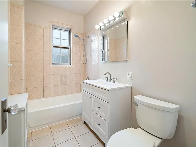 Worthington House Apartments — Photo 42