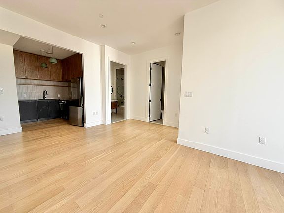 4th image of 421 Tompkins Ave #6H