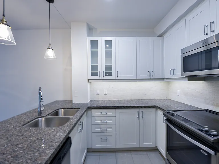130 Raglan Ave — Photo 1