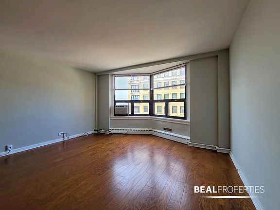 3rd image of 445 W Wellington Ave APT 11H