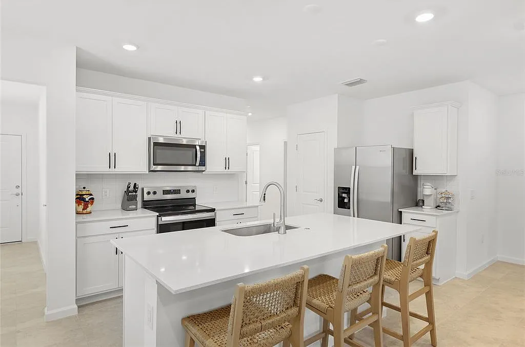 4 bed, 2.0 bath, 1591 sqft, $3,000 — Photo 4