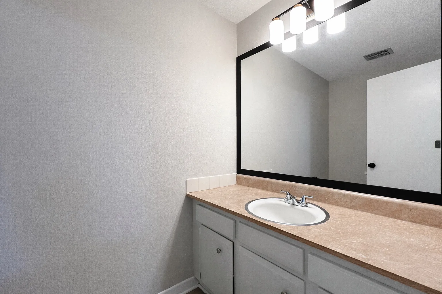 3 bed, 1.5 bath, 1595 sqft, $1,595 — Photo 4
