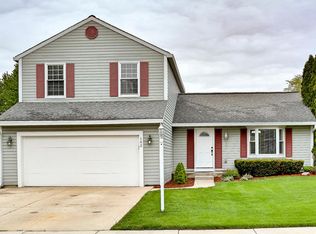 102 Kensington Dr, Streamwood, IL