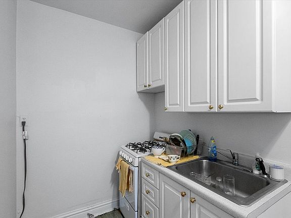 5th image of 658 W Oakdale Ave APT 2C