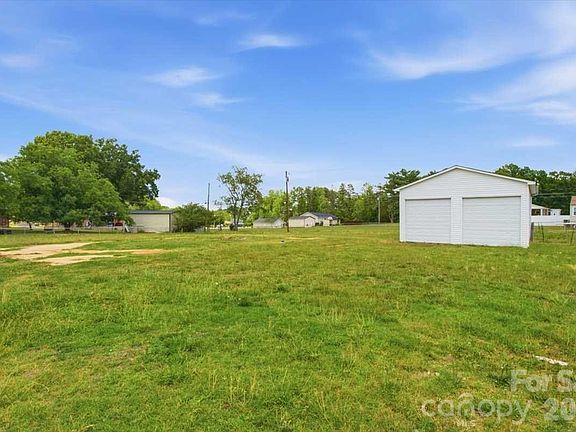 3rd image of 990 Colonial Dr