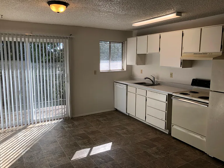 500 NE Maiden Ln #8 — Photo 3