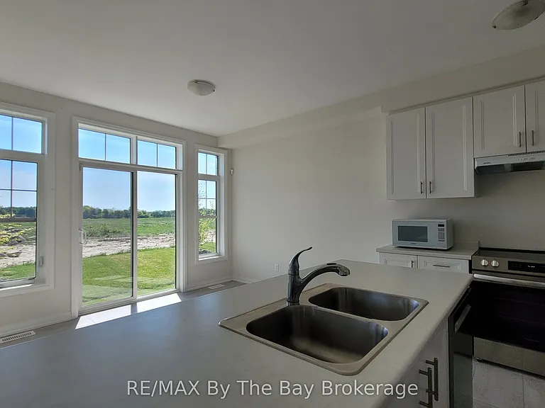 194 Union Blvd — Photo 10
