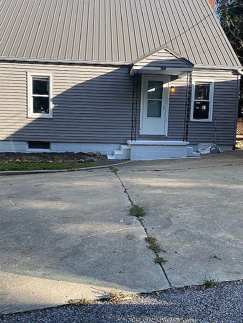 2nd image of 896 W Main St