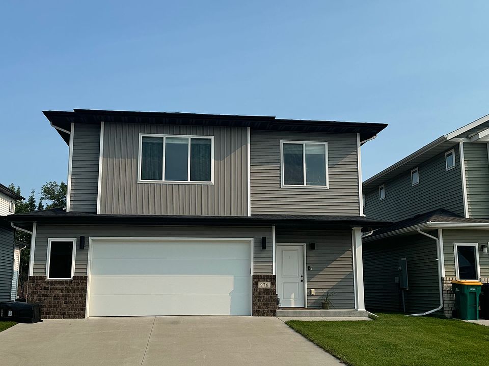 1st image of 976 27th Ave W