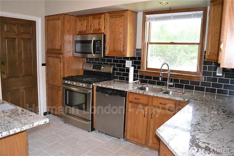 3 bed, 1.0 bath, 1895 sqft, $2,450 — Photo 4