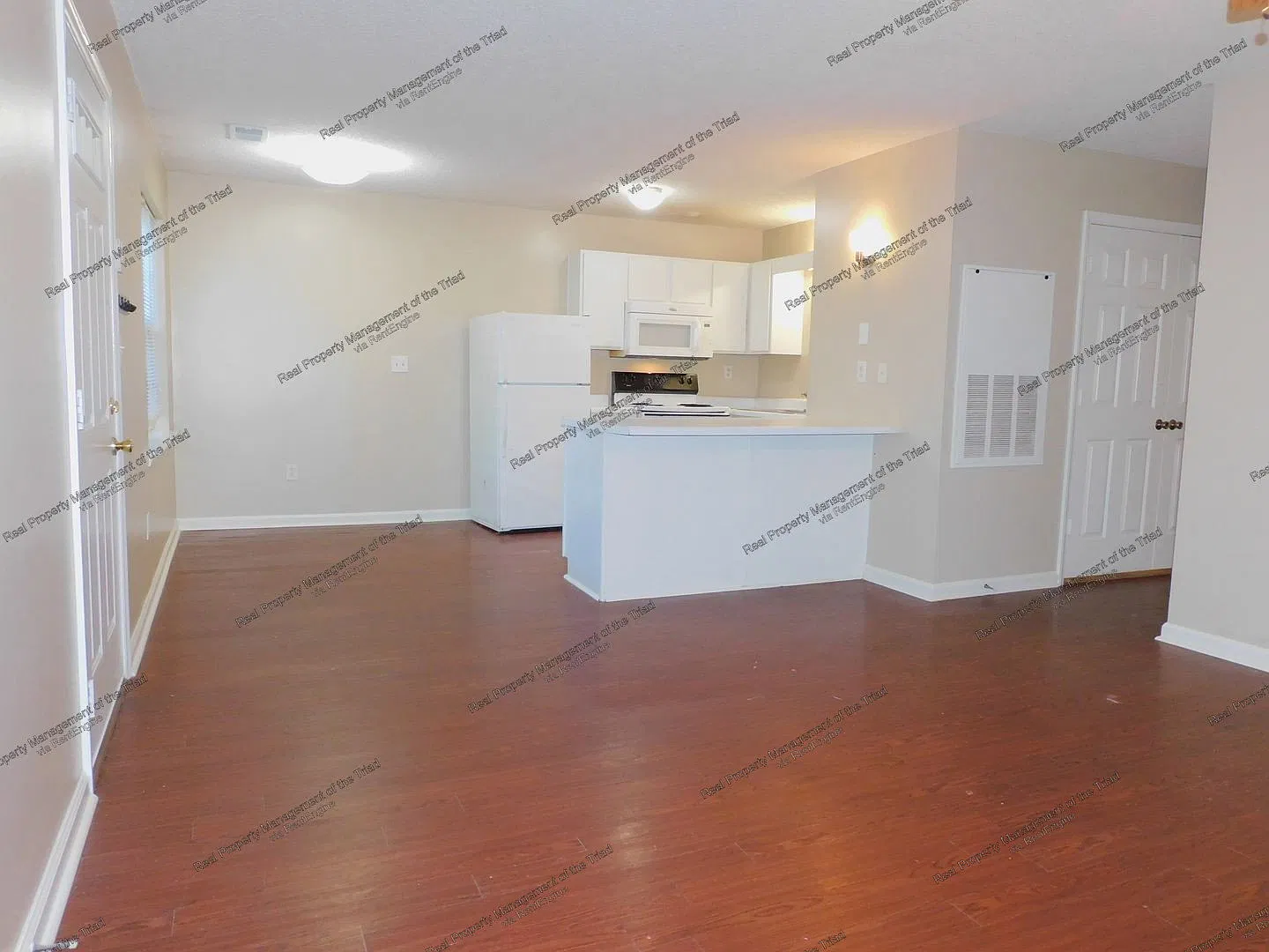 3 bed, 2.0 bath, 1155 sqft, $1,360 — Photo 3