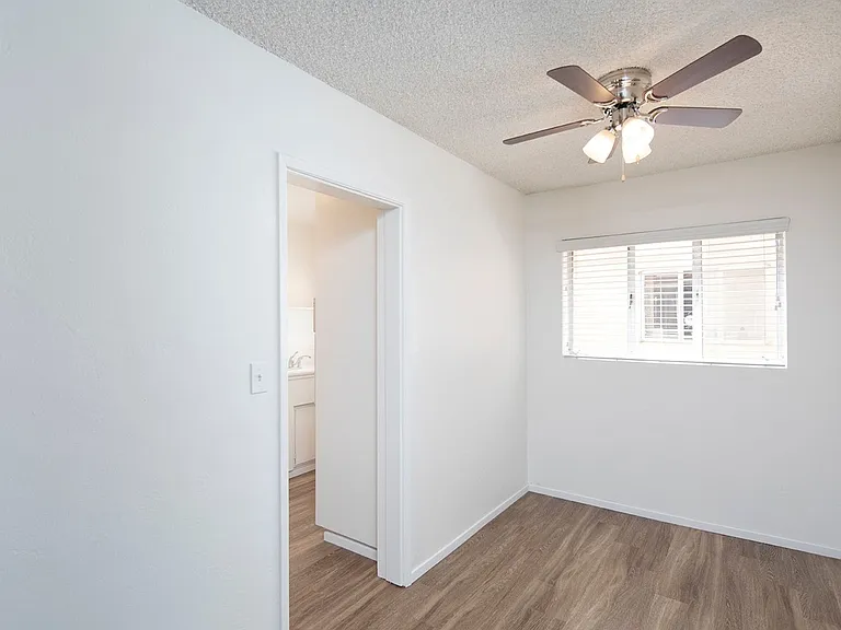 Emerald Manor Apartments — Photo 25