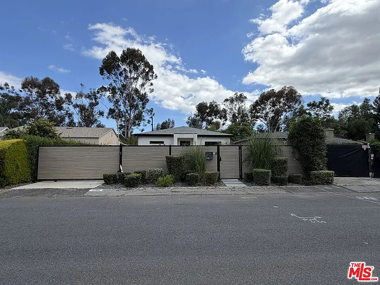 15122 Morrison St — Photo 3