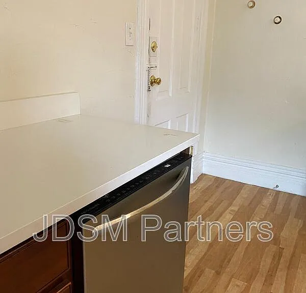 1260 Vine St #4 — Photo 9
