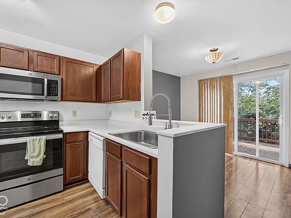 5th image of 604 Bayberry Ct W