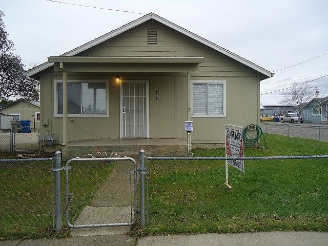 front view, fenced yard