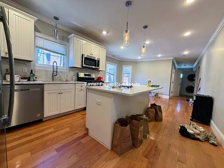118 Holland St — Photo 5