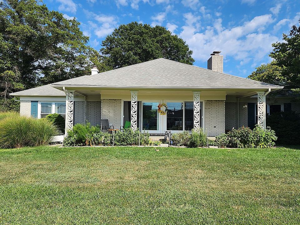 1st image of 301 Queen Anne Club Dr