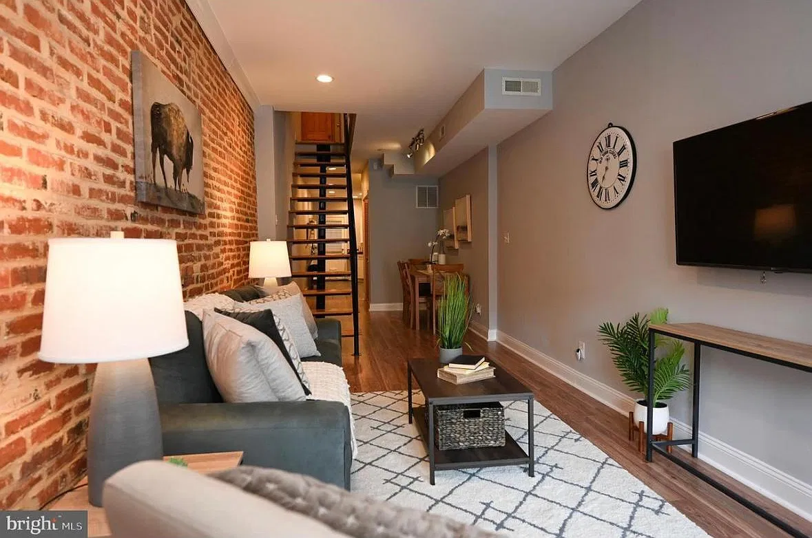 2529 Foster Ave — Photo 3