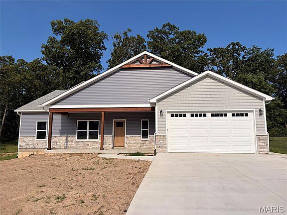 2nd image of 552 Hawthorn Ln