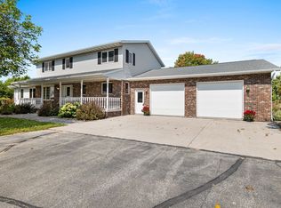 212 Apple Blossom Ln, Manitowoc, WI 54220