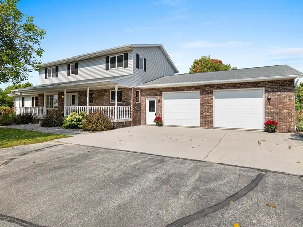 212 Apple Blossom Ln, Manitowoc, WI 54220