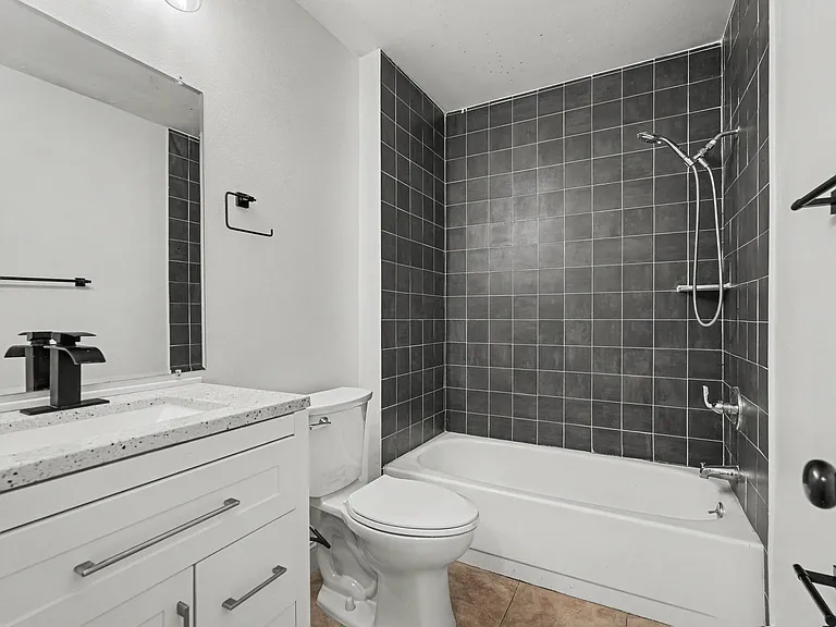 9208 N Connechusett Rd #C — Photo 16