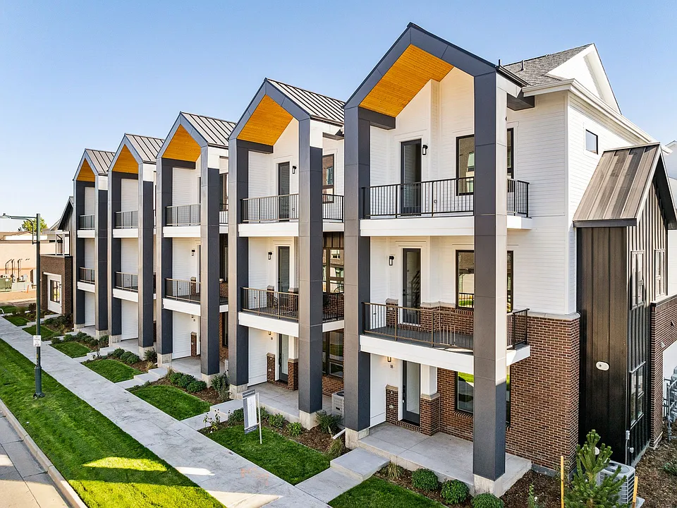 A Line Townhomes Central Park