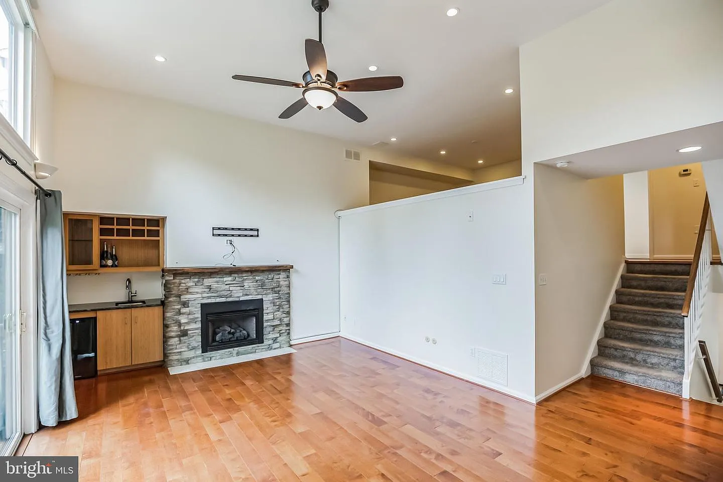 3 bed, 2.5 bath, 1936 sqft, $3,000 — Photo 3
