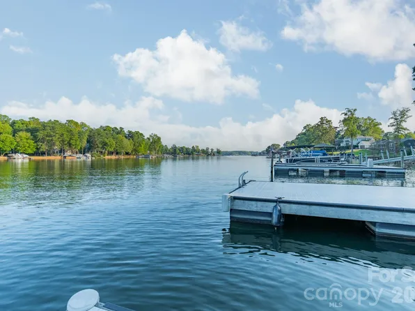 165 Woodstream Cir, Mooresville, NC 28117