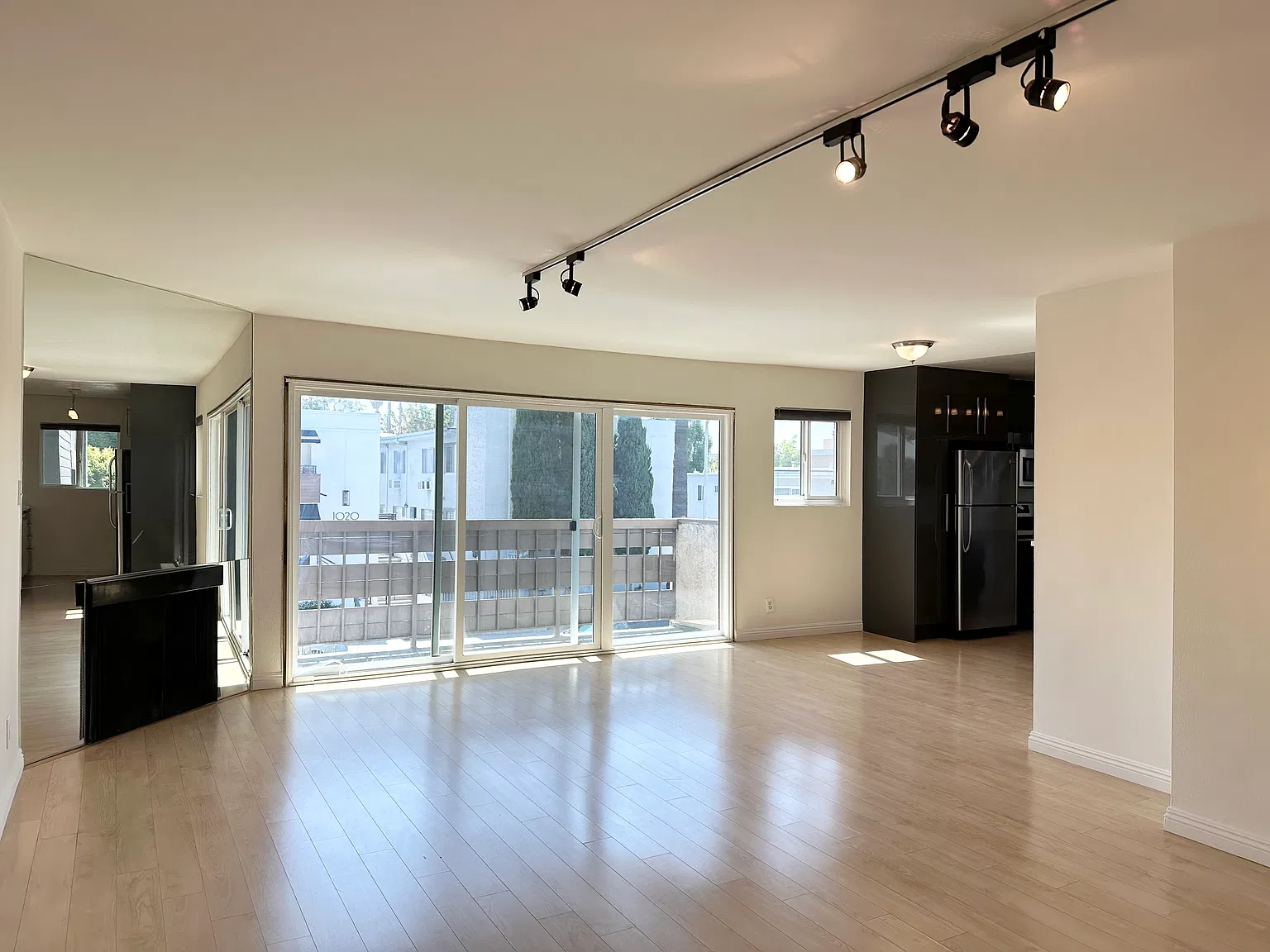 2 bed, 1000 sqft, $3,200 — Photo 4